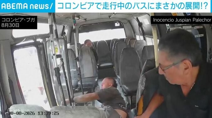 バスに飛び込んだ男性