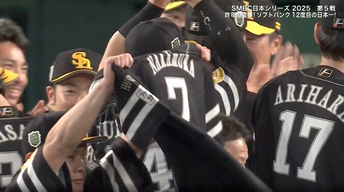 ホークス日本一で“粋な計らい” 歓喜の甲子園で「掲げていました」 牧原大成が号泣「今日はベンチにいません」胸を打った感動光景 2枚目