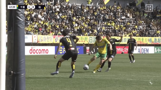 スタジアム騒然！17年ぶりJ1千葉ダービーで衝撃の“理不尽ゴール”「すげーの打ち込んだ」苦労人・津久井匠海が“低空ミドル”で先制点「スーパーだ」 3枚目