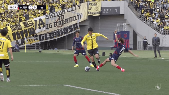 「さすがにレッド案件では？」元日本代表MFの“足裏タックル”にSNS騒然…「選手が壊れてしまう」2枚目警告はVAR対象外→Jリーグのルール改正はいつ？ 5枚目