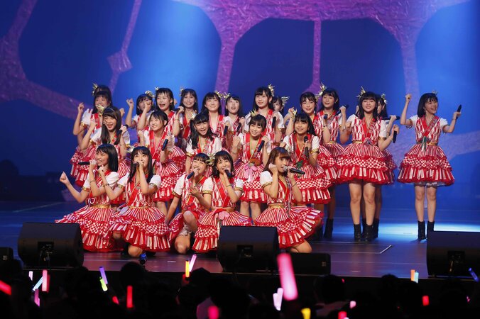 HKT48、平均年齢17歳のフレッシュメンバーコンサート　24名が全員で繋ぐ24曲メドレーを披露 1枚目