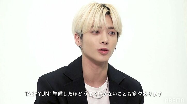 TOMORROW X TOGETHER、超貴重な新曲のMV撮影に密着！日本語の歌詞を確認する姿も