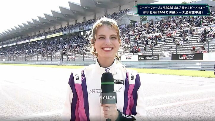 【写真・画像】レーシングスーツ姿も話題！マギー（33）、サーキット“着陸”シーンに反響「プライベートジェット！？」「美しい」　1枚目