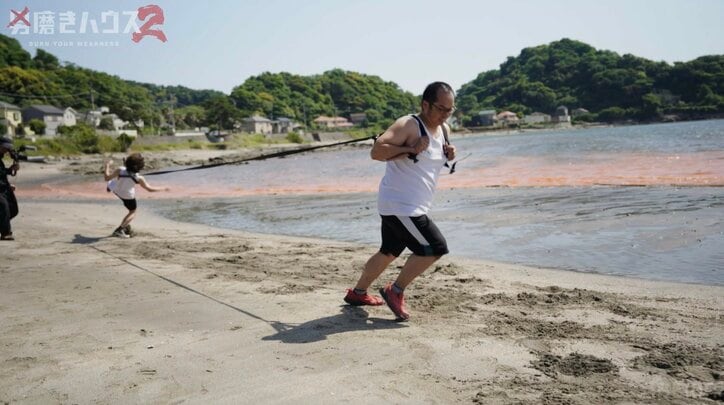 【写真・画像】“31歳子供部屋おじさんvs19歳大学生”の綱引きで後頭部強打 視聴者騒然「体重差」「パワー違う」　2枚目