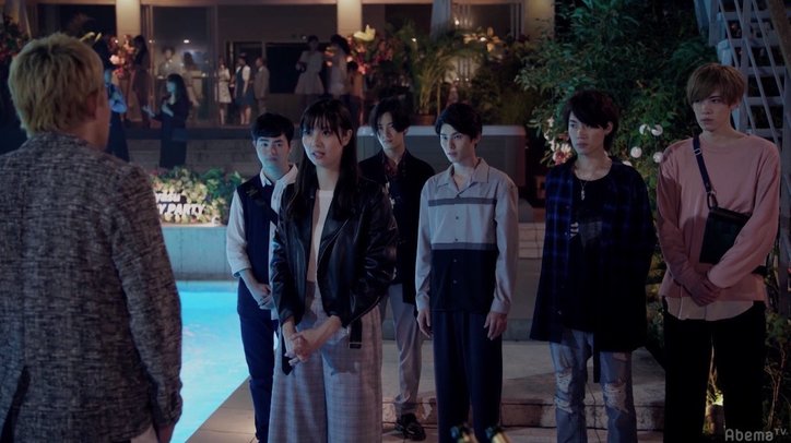 新川優愛が主演ドラマで体当たり演技　レザーを着たままプールへダイブ！