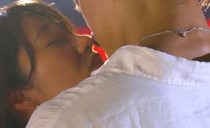 【写真・画像】"引退撤回"で話題の人気セクシー女優のプライベートキスに大興奮「大人のキス！」の声　1枚目