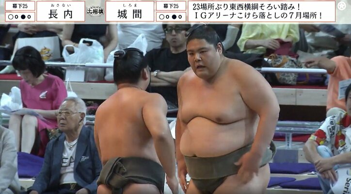 【写真・画像】土俵下、力士の“共同作業”にファンほっこり 物言い協議で緊張の最中に発生した一コマ　1枚目
