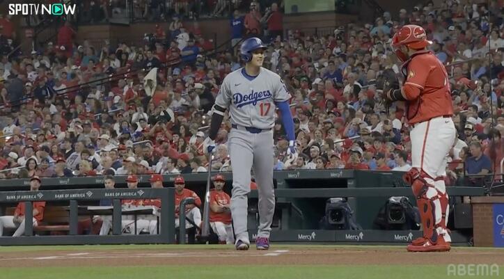 【写真・画像】みんな話したい？大谷翔平に相手捕手が“急接近” 現地カメラが捉えたほっこりシーン　1枚目