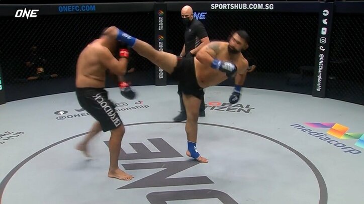 「試合中に笑ってる…」放送席を困惑させたヘビー級ファイターの奔放な振る舞いが話題