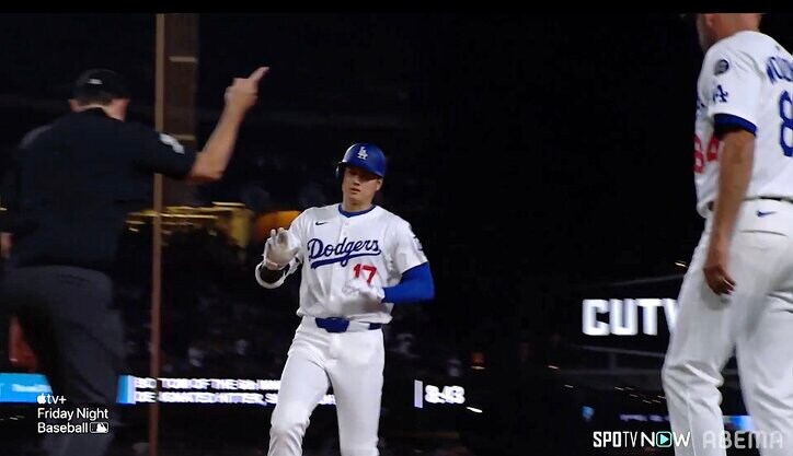 【写真・画像】大谷翔平、“お返し”21号特大弾にジャッジは呆然…ライトで打球を見送り驚きの表情「スーパースター2人の競演」反響続々　1枚目