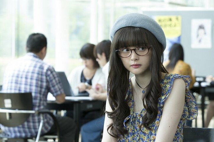 玉城ティナのメガネ姿が可愛すぎ!『わたしに××しなさい!』劇中写真が解禁
