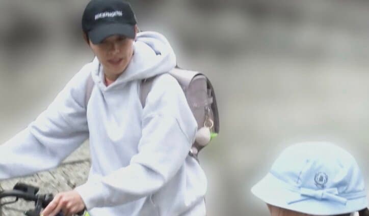 【写真・画像】「朝ごはんを食べさせながら、娘の髪をくくり…」4児の母・土屋アンナ（42）の朝の風景に共感の声「わかる～！うちも！！」　2枚目