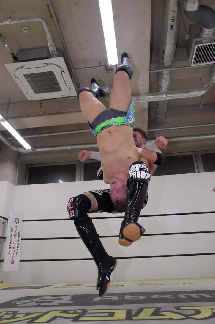 “世界一のハイフライヤー”ロイス・チェンバース、初来日&無観客道場マッチで飛びまくり!