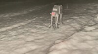 【映像】雪に敗北…スター・ウォーズ/帝国の逆襲「AT-AT」劇中再現