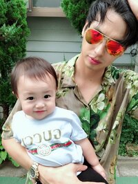 アレク、愛息とハイブランドを着こなした2ショット公開「2人ともGUCCI」