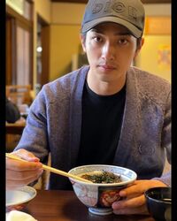 横浜流星、DIORコーデで鰻を食べる姿を公開「ほんっとに需要しかない」「カッコイイ」とファン絶賛