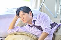 「ネクタイの緩め具合の色気よ」「加瀬さん、爽やか」『最愛』井浦新が披露した“考えごと中”ショットにファン悶絶！