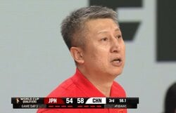 「審判ちゃんとみて」中国HC、日本戦で“まさかの行動”「コートに入りすぎでは？」「邪魔してる」3Pライン侵入でファン困惑【バスケW杯予選】