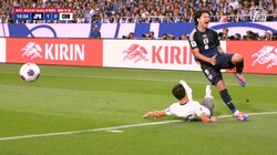 あわや大怪我の危険プレー！南野拓実 “足裏タックル” 直撃で足首グニャリ「大丈夫か」転倒悶絶も即復活でファン安堵「無事でよかった」