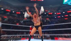 一体何が？ パワーボムをパワーボムで…空中で起こった理解不能の究極ムーヴに場内騒然