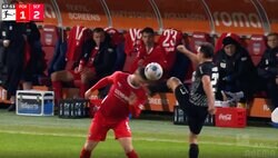 大事故クラスの顔面キック！堂安律チームメイトの“潰し屋”、顔を蹴って相手FWを悶絶させた瞬間「ギリギリで足を引いたが…」と実況も心配