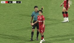 J2の“遅延行為レッドカード”が物議！「余計なプレー」「あの速度でキャンセルは無理」熊本FWの“46秒退場”でSNS論争