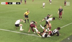 バキッ！ コーナーフラッグが折れる珍事発生！「木っ端微塵に…」「初めて見たw」神戸vs浦和の激しすぎる球際デュエルが大反響