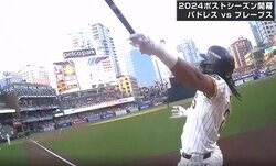 何が起きた？ 中継映像も思わず“放送事故級”の大回転　天才・タティスJrの“変態打ち”豪快弾が「カッコ良すぎ」