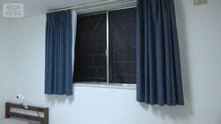 厳しい残暑・部屋の日差し　カーテンより安い手軽対策　窓に貼るだけ「遮光」グッズ