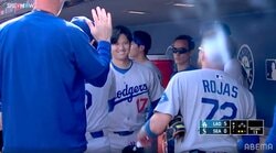 55号大谷翔平とフリーマン、ひと味違った「恒例儀式」　途中交代も待ち構えた歓喜の瞬間、大谷出迎え“深々と”祝福