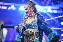 「美貌がすごい」派手髪の人気日本人女子レスラー、“オーラ爆発”新コスチュームのビジュアルをファン大絶賛