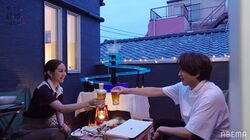 白洲迅、楽しそうな堀田茜に「かわいいな」夫婦で屋上でBBQ！流しそうめんも『私たち結婚しました』第9話