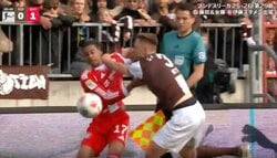 「殴り合うかと思った」激しい掴み合いで“一触即発”→スタンドまで吹き飛ぶ「喧嘩じゃん」ライン際での危険な攻防… 場内ドン引き「サッカーじゃないだろ」
