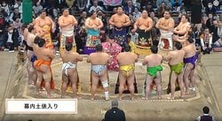 「可愛い化粧まわし並んだw」大相撲、幕内土俵入りで“ほっこり”珍事 偶然の一コマ