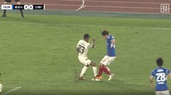 「そりゃ赤だ」「どゆことやねん」川崎のエースが出場停止明けの試合で相手の足を思い切り踏みつけレッドカード！衝撃の出場2試合連続退場の瞬間