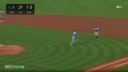 平凡なフライを落球⁉……実は計算された頭脳プレーにスタジアムもざわめく