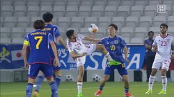 「あかん！」「痛すぎるって」足裏キックが股間に完全直撃した瞬間 ボールの奪い合いから後ろ足で蹴られて転倒悶絶「スパイク入れた」「なぜ蹴った」