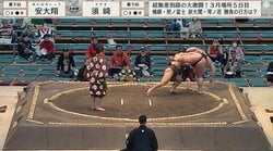体重“67キロ差”を制した圧巻の白星 三月場所で館内を沸かせた小兵の粘り【五月場所 注目の若手力士】