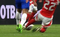 エンバペの“大悶絶”は演技…？ スライディングタックルを食らう→４回転ゴロゴロで痛がった一部始終！ リプライ映像が捉えていた真実