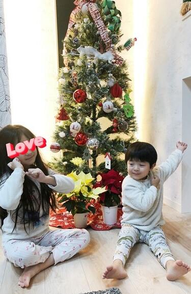 蛯原英里、子ども達がクリスマスツリーを飾りつけ「ほとんどやってくれ