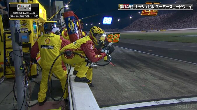 マシンが来るのを待ち構えるピットクルー