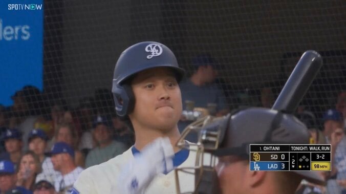 顔面付近への危険球に大谷も思わずリアクション