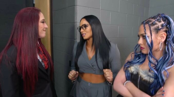 苛立つジュリア（写真右）