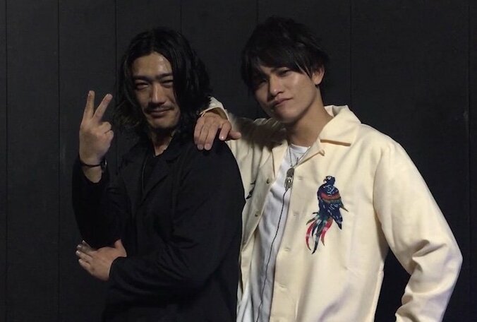 仮面ライダーアマゾンズがまさかの和解宣言　オメガとアルファが腕を組みスキップ 2枚目