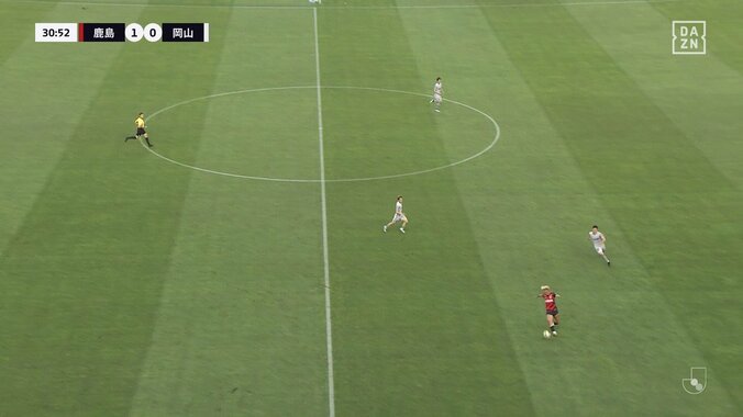 「すげぇ」「鈴木優磨うめーんだよ」走りながらのビタ止めトラップに喝采「うますぎて横転」ロングフィードを完璧におさめる超絶テクが話題に 5枚目