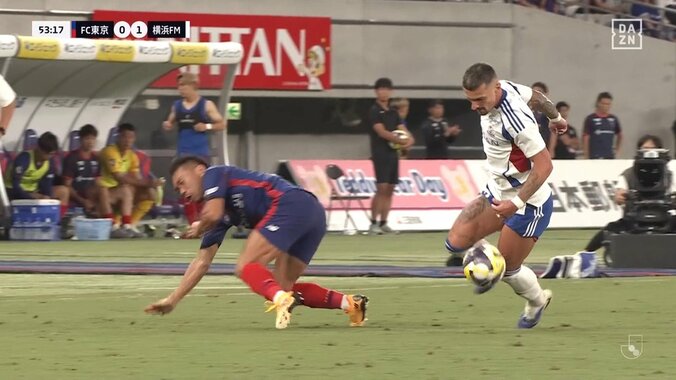 嘘だろ？日本代表DFを吹っ飛ばしてボール強奪「長友を吹き飛ばすのはすごいな」強烈マッチアップで競り勝ったベルギー人MFのデュエルに脚光 5枚目