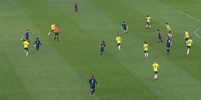 「鎌田だけ異次元だったな」鎌田大地“別格”ノールックパスに脚光「全てにおいてレベチ」豪代表FWの一手先を読むワンタッチパスで局面打開した瞬間 2枚目