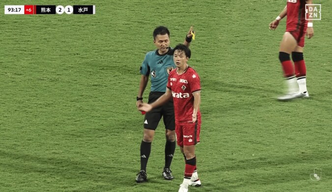 レッドカードに唖然とする塩浜遼
