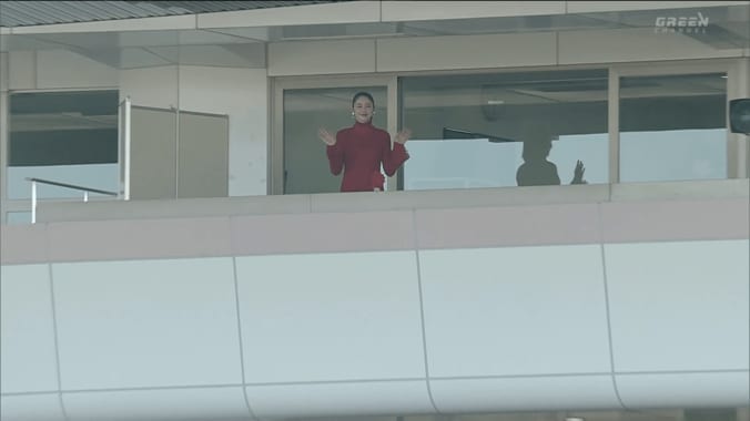 手を振る長澤まさみ