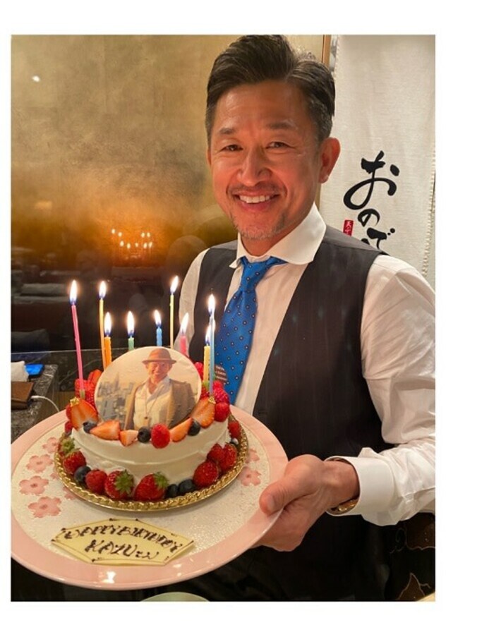  三浦りさ子、夫・カズの55歳の誕生日を祝福「沢山の人に祝ってもらって幸せそう」  1枚目